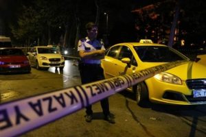 Taksi yerde yatan kadını ezdi