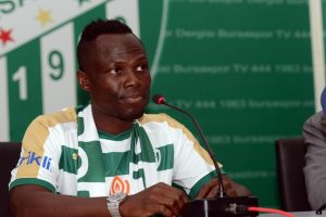 Bursaspor'un yeni transferi Badu resmi s&ouml;zleşmeye imza attı