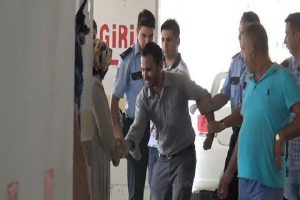 İntihardan vazge&ccedil;en şahıs eşinin &ouml;n&uuml;nde diz &ccedil;&ouml;kerek &ouml;z&uuml;r diledi