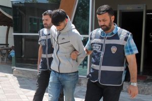 Bir gecede 3 evi soydu yakayı ele verdi