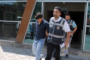 Polise &ccedil;alıntı motosiklet satmaya kalkınca yakalandılar