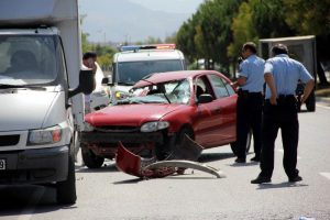 Ehliyetsiz s&uuml;r&uuml;c&uuml; kaza yaptı: 3 yaralı