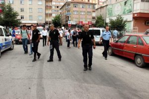 Kayınbabasının evini basıp boşanmak &uuml;zere olduğu eşini rehin aldı