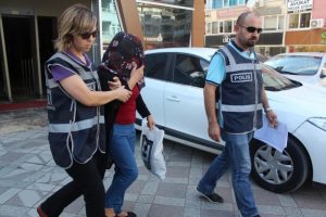 Polisten yankesici kadına su&ccedil;&uuml;st&uuml;