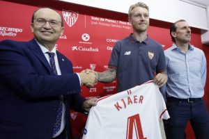 Kjaer Sevilla'ya imzayı attı