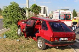 Otomobil aydınlatma direğine &ccedil;arptı: 4 yaralı