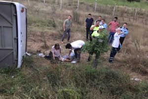 Yolcu midib&uuml;s&uuml; TIR'la &ccedil;arpıştı: 28 yaralı