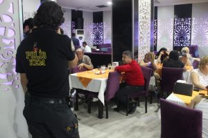 Eğlence mekanlarına baskın: 5 g&ouml;zaltı