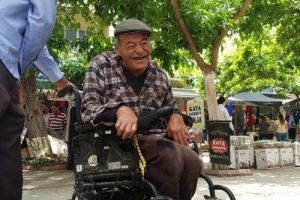 Yerdeki sigarasını almak isterken kanala d&uuml;şen engelli &ouml;ld&uuml;