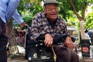 Yere d&uuml;şen sigarasını almak isteyen engelli canından oldu