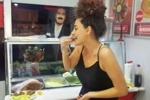 Tatlıses'in kızı Dilan &Ccedil;ıtak &ccedil;iğk&ouml;fte tezgahının başına ge&ccedil;ti