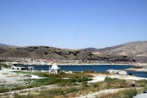 Sularının &ccedil;ekilmesiyle baraj altında kalan k&ouml;y g&uuml;n y&uuml;z&uuml;ne &ccedil;ıktı