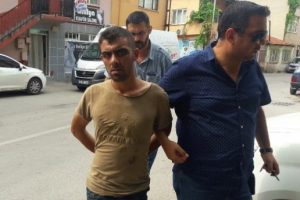 Bursa'da hırsızlıktan aranan hurdacı, at arabasıyla polis aracına &ccedil;arptı