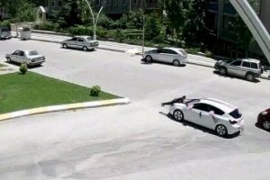 Gelin arabasının &ouml;n&uuml;ne yattı, &ouml;l&uuml;mden d&ouml;nd&uuml;