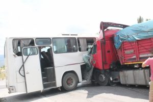 İş&ccedil;i servisi kaza yaptı: 27 yaralı