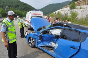 Bursa'da korkun&ccedil; kaza! Ambulansa ara&ccedil; &ccedil;arptı: 1 &ouml;l&uuml;, 8 yaralı