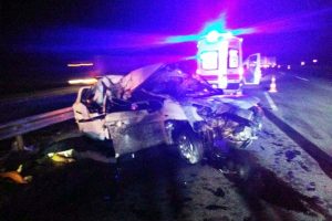 Bursa plakalı otomobil TIR'a &ccedil;arptı! 2 &ouml;l&uuml;