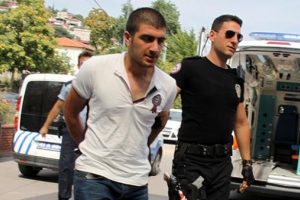 Sahte kimliğini ezberlemek i&ccedil;in yazmıştı, g&ouml;zaltına alındı