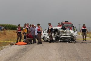 D&uuml;ğ&uuml;n yolu kana bulandı: 6 &ouml;l&uuml;, 3 yaralı