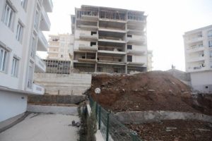 İstinat duvarı &ccedil;&ouml;kt&uuml;, yanındaki apartman tahliye edildi