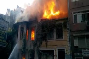 İki katlı metruk bina alev alev yandı