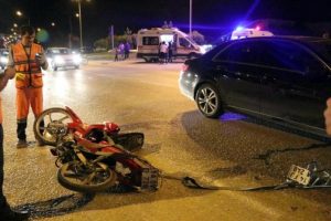 İki motosikletin arasındaki halata otomobil &ccedil;arptı: 2 yaralı