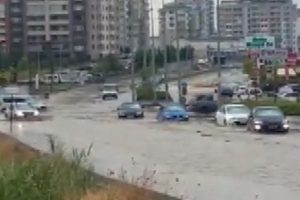 Ankara'da sağanak hayatı fel&ccedil; etti
