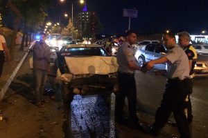 İki otomobil &ccedil;arpıştı: 3 yaralı