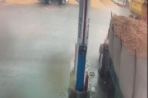 Akaryakıt istasyonunu su bastı