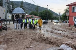 Isparta'da şiddetli yağış 25 evde zarara yol a&ccedil;tı