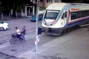 Zonguldak'ta hemzemin ge&ccedil;itte trenin &ccedil;arptığı gen&ccedil; &ouml;ld&uuml;