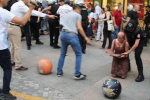 Polis, sanat&ccedil;ıyı heykel zannedince m&uuml;dahale etmedi