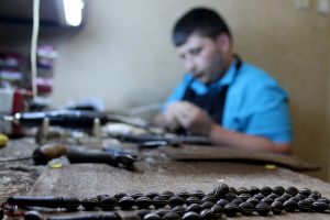 Oltu taşını ilmek ilmek işliyorlar