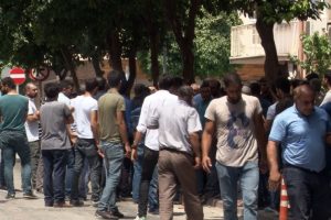 &Ouml;len iş&ccedil;inin yakınları inşaat m&uuml;teahhidini kovaladı