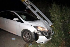 Otomobil elektrik direğine &ccedil;arptı
