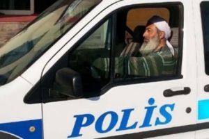 Sarıklı sakallı polis, tıraş olmadığı i&ccedil;in disiplin cezası almış