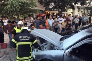 Yanan otomobile ilk m&uuml;dahale vatandaştan geldi