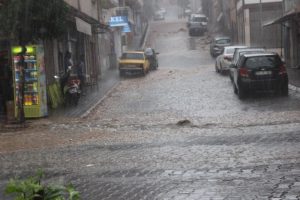 Aydın'da yaz yağmuru hayatı fel&ccedil; etti