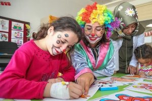 &Ccedil;ocuklar i&ccedil;in hastaneyi oyun parkına &ccedil;evirdiler