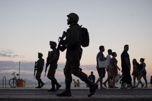 Rio'nun gecekondu mahallelerine 3 bin 500 asker yerleştirildi