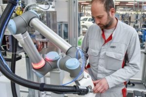Audi'nin robot &ccedil;alışanı Klara iş başı yapıyor