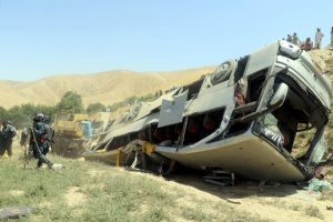 Otob&uuml;s u&ccedil;uruma yuvarlandı: 7 &ouml;l&uuml;, 15 yaralı