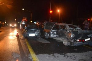 İki &ccedil;ocuk s&uuml;r&uuml;c&uuml; kaza yaptı: 5 yaralı