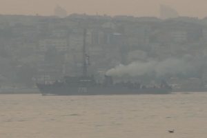 Rus savaş gemisi İstanbul Boğazı'ndan ge&ccedil;ti