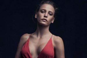 Serenay Sarıkaya Fi'de en az 7 b&ouml;l&uuml;m oynayacak!