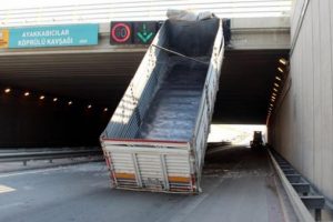A&ccedil;ık unutulan damperli dorse alt ge&ccedil;ide takıldı!