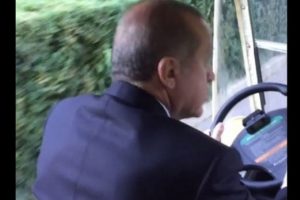 Cumhurbaşkanı Erdoğan golf arabası s&uuml;rd&uuml;