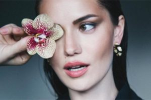 Fahriye Evcen'in pozu kopya &ccedil;ıktı!
