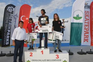 Bursa'da kaykay yarışması nefes kesti