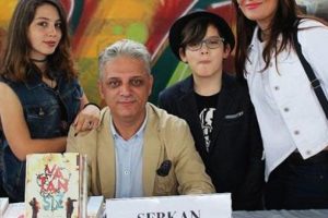 &Uuml;nl&uuml; yazar ve ailesinin mucize kurtuluşu!
